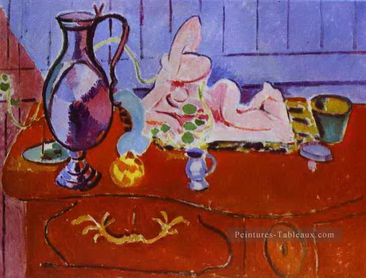 Statuette rose et pichet sur un coffre rouge de tiroirs fauvaire abstrait Henri Matisse Peintures à l'huile